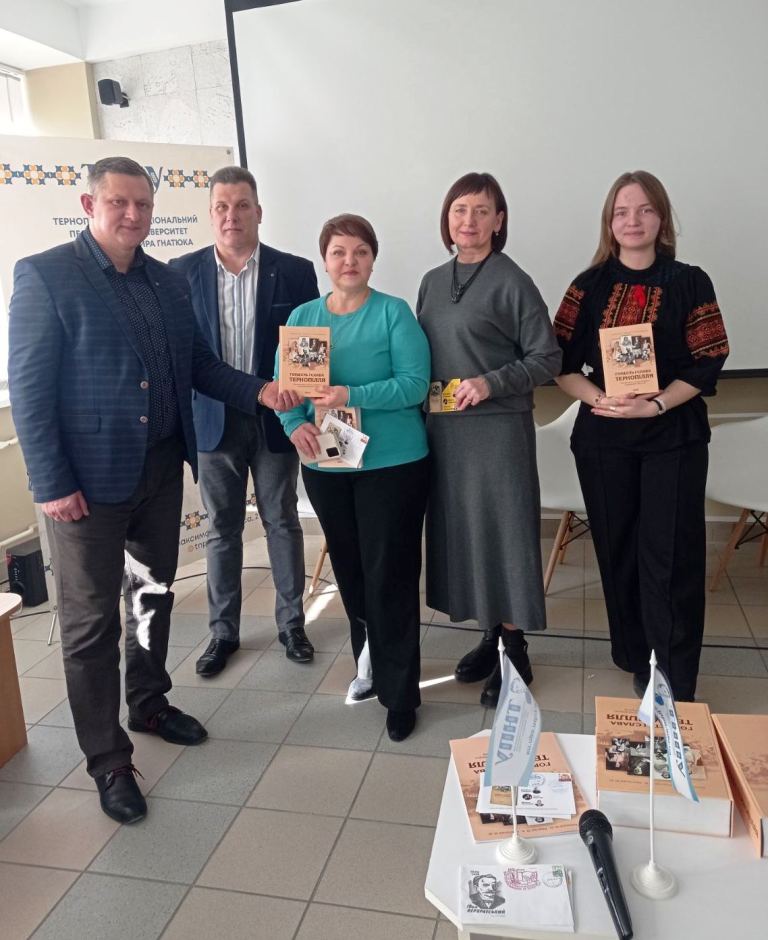 Символічне вручення примірника книги  Науковій бібліотеці ТНПУ